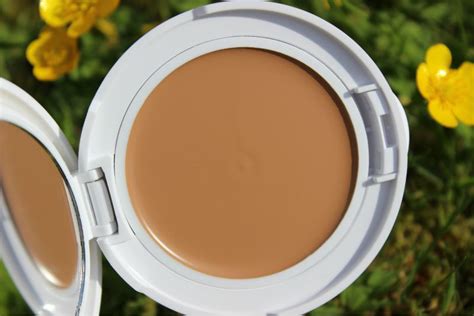 Avene Sun Care Tinted Compact SPF50 in Honey Review | The Sunday Girl