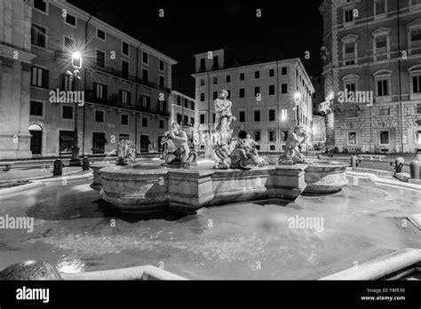 Night view, Piazza Navona, Rome. Italy Stock Photo - Alamy