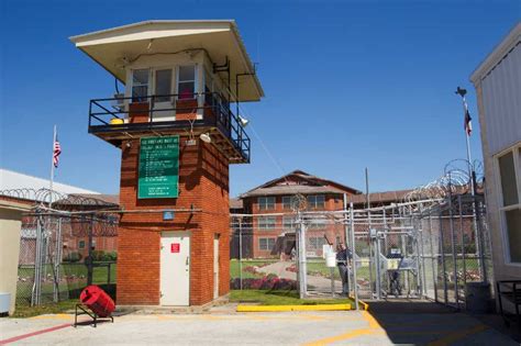 17 Huntsville prisoners on hunger strike after lockdown following feces ...