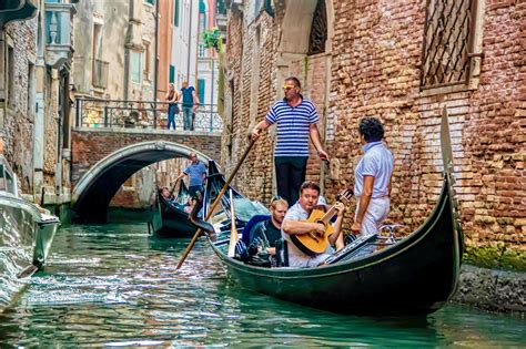 Menaiki Gondola bersama Serenade di Venesia!