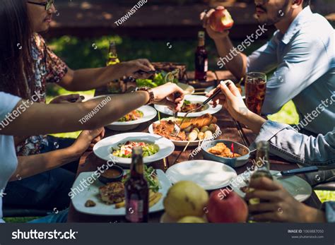 18,103 People Eating Together Outside Images, Stock Photos & Vectors ...