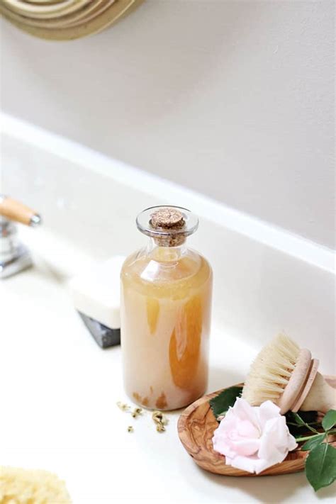 4 Reasons You Should Put Apple Cider Vinegar in Your Next Bath | Hello Glow