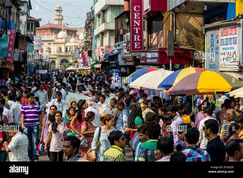 Crowded street with shops at Mangaldas Market, Mumbai, Maharashtra Stock Photo: 66604322 - Alamy