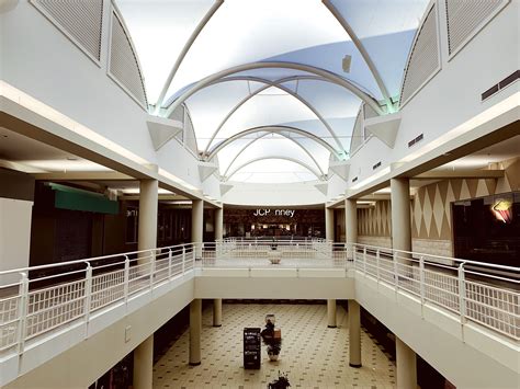 Probably cheating, but here’s another view of Fashion Square Mall in Orlando : deadmalls