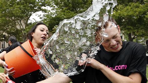 'ICE BUCKET CHALLENGE': El reto solidario que cambió la lucha contra la ELA | ICE FOR LIFE