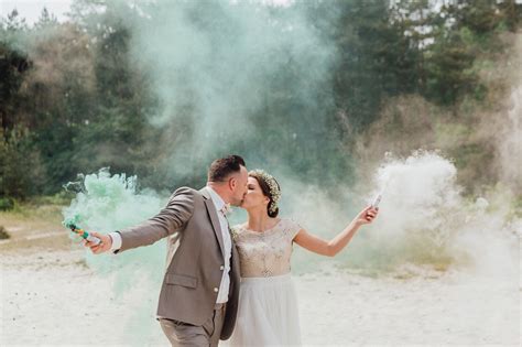 Smoke Bomb wedding photo ~ by Lianne Snoek // www.liannesnoek.nl ...