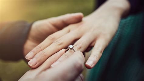 Woman serves as 'ring' for cousin's engagement photo in viral moment | Fox News