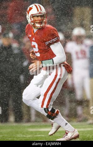 Wisconsin Badgers quarterback Joel Stave (2) drops back to pass during ...