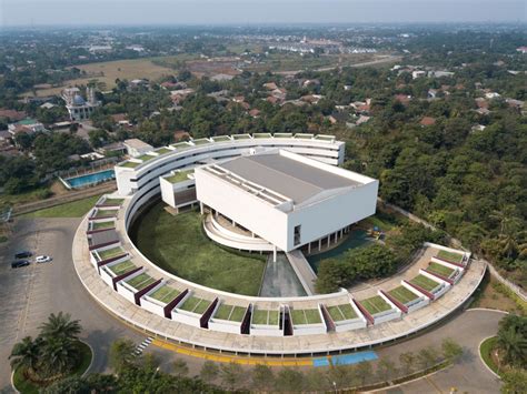 Binus School Bekasi / andramatin | ArchDaily