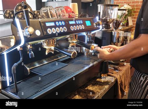 How To Work A Coffee Machine In A Cafe - Coffee Signatures