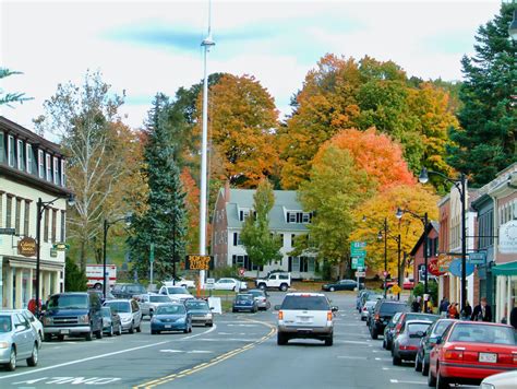 Downtown Concord Massachusetts in the Fall with foliage Cars in 2020 ...