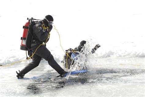 Ice diving in the Saint Lawrence river. : r/scuba