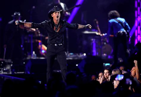 Tim McGraw Cooks Christmas Eve Dinner For His Family - WUUQ-FM