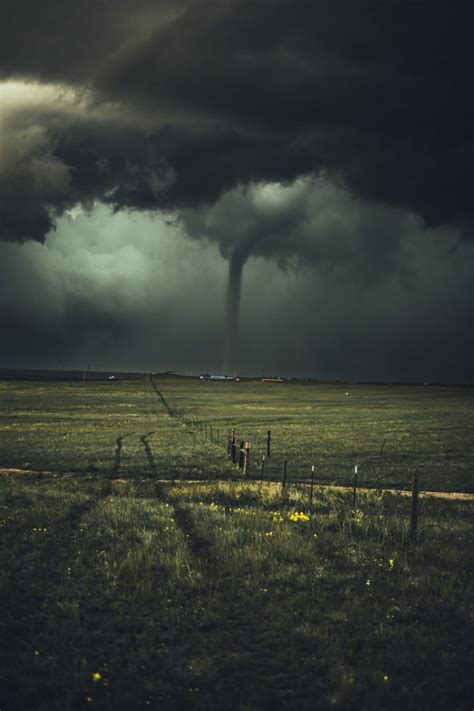 Does a green sky predict a tornado is coming?