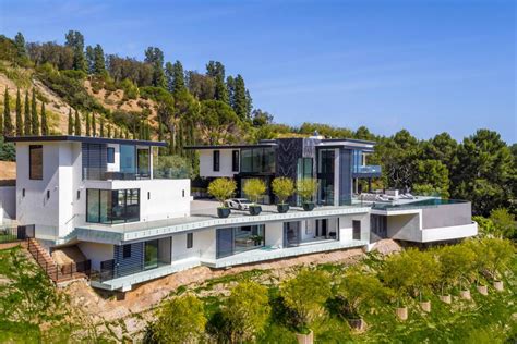 Modern Masterpieces: Sleek & Sophisticated Hollywood Hills Home ...