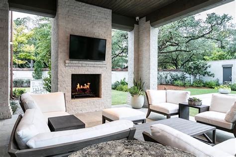 Make An Outdoor Living Room On A Budget | www.resnooze.com