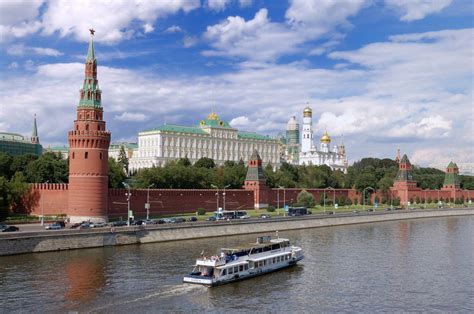 Moscow Kremlin History, Location & Picture - | Castle pictures, Moscow ...