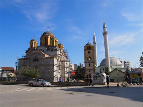 A Ferizaj (Kosovo): mosquée et église dans le même jardin – Les Cham à vélo