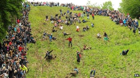 Unofficial Gloucestershire cheese-rolling attracts hundreds - BBC News