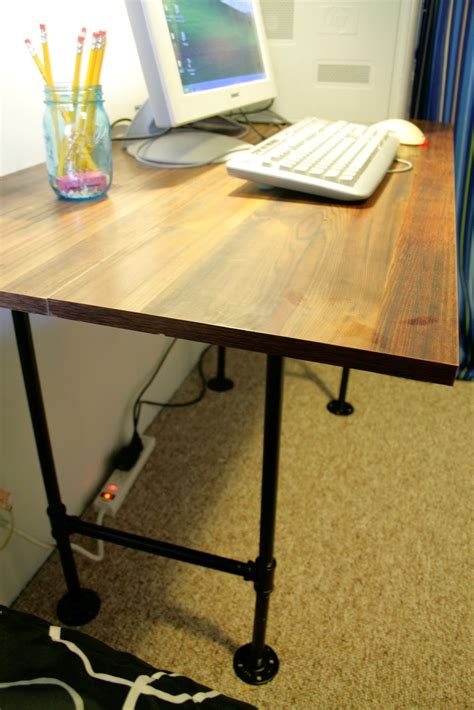 The Dieter Family: Industrial Pipe Desk -DIY