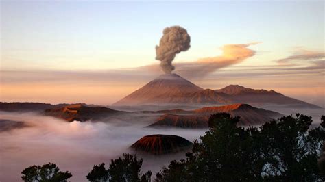 TOP 10 Most dangerous volcanoes in the world 🔥