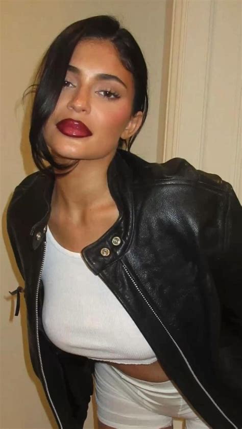 KYLIE JENNER | Kylie jenner makeup, Kylie jenner makeup look, Red lips ...