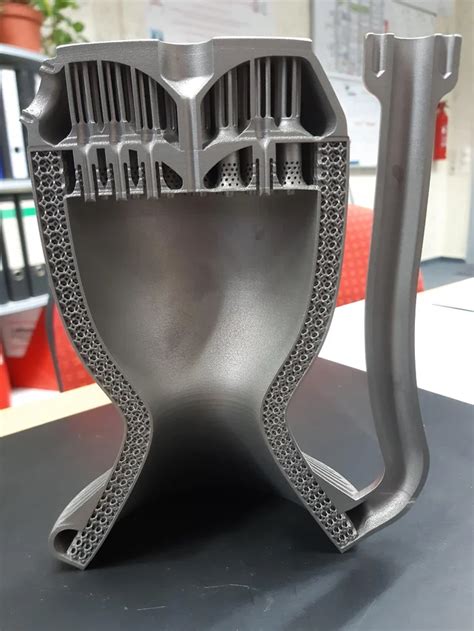 This crossection of a metal 3D printed rocket engine : ThingsCutInHalfPorn | Uzay aracı, Icatlar ...