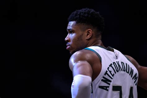 Looking at Giannis Antetokounmpo's stats in the campaign where he won ...