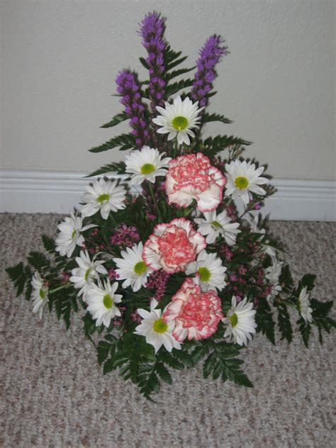 The Midwestern Wife: Triangle Flower Arrangement