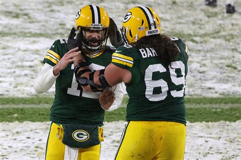 Aaron Rodgers officiates Bakhtiari's wedding as decision looms