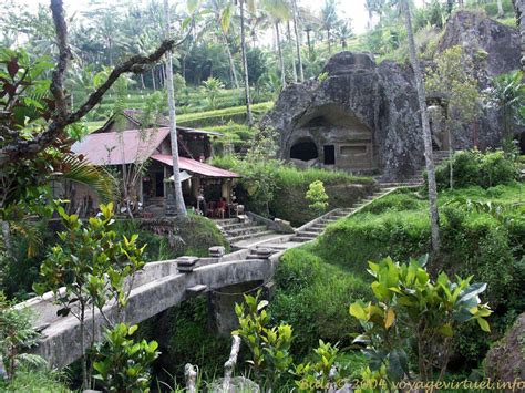 Along the stairs leading to the temple Gunung Kawi - Bali