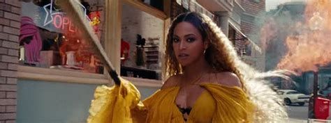 Beyoncé publie le clip spectaculaire de "Hold Up" pour ses 35 ans