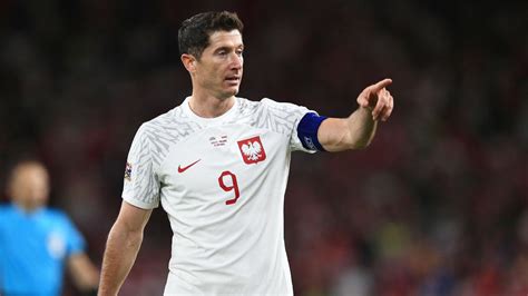 Barcelona ace Robert Lewandowski forced to exit plane before takeoff as World Cup prep hits ...