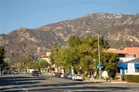 Altadena, Calif.: Open Spaces Above the Sprawl of Los Angeles - The New York Times