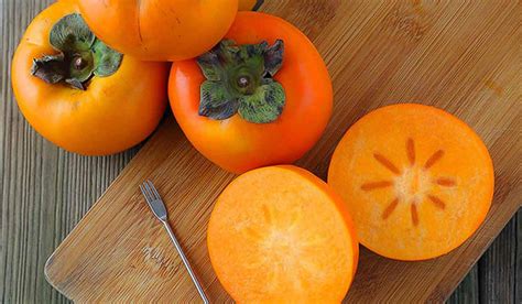 What Do Persimmons Taste Like? [Definitive Guide] - Medmunch