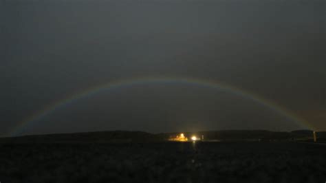 Iceland: Rare 'moonbow' appears in night sky - BBC News