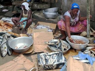 Cleaning Fish | Ga women cleaning fish for smoking at Jamest… | Flickr