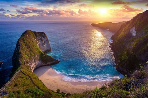 Free Photo | Kelingking Beach at sunset in Nusa Penida island, Bali, Indonesia