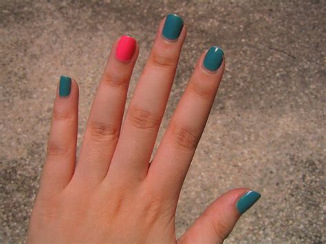 ISABELLA ROXY: TREND REPORT: THE RING FINGER NAIL POLISH TREND