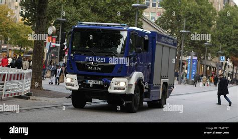 Ein Materialwagen der Polizei fährt die Mönckebergstraße entlang ...