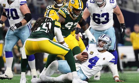 Cowboys fall to Packers in inglorious fansion, 48-32 to end season