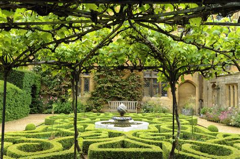 My Photoshoot at Sudeley Castle & Gardens – “The Most Romantic Castle in England” | Renae Lucas-Hall