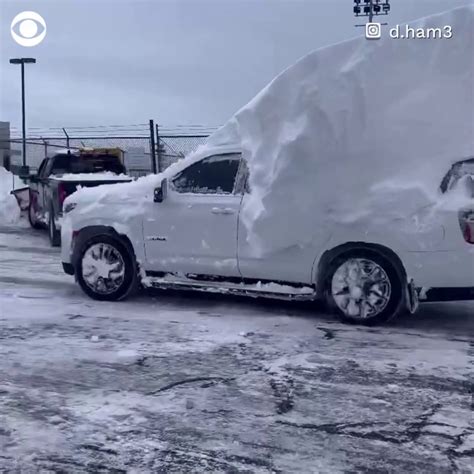 Buffalo Bills players dig cars out of several feet of snow | New York City, snow, motor car ...