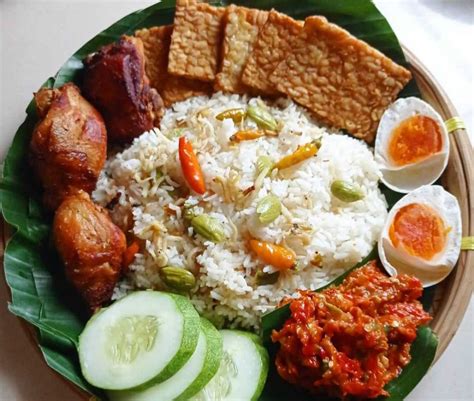 Apa Itu Nasi Liwet Sunda? Ini Sejarah, Bumbu, dan Lauknya