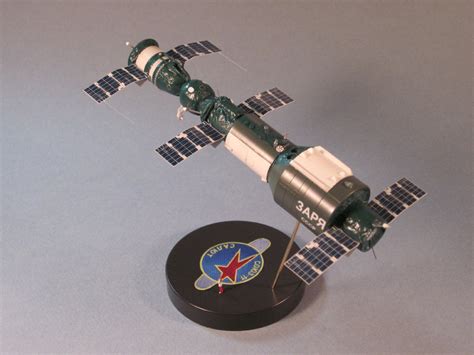 Internet Modeler New Ware 1/144 Salyut 1 Space Station with Soyuz 11