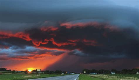 Mesmerising Animated GIFs Of Haunting Supercell Thunderstorms | Gizmodo Australia