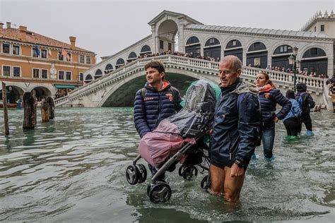 Venice Is Experiencing Its Worst Flooding In 10 Years And The Pictures ...