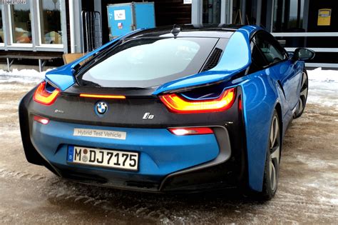 BMW i8 in Protonic Blue looks great