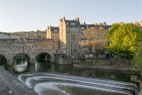 Pulteney Bridge Crosses the River Avon in Bath, England Stock Photo ...