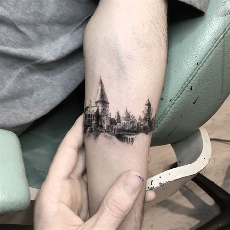 Hogwarts tattoo, harry potter tattoo | Harry potter tattoos, Hogwarts tattoo, Harry potter ...